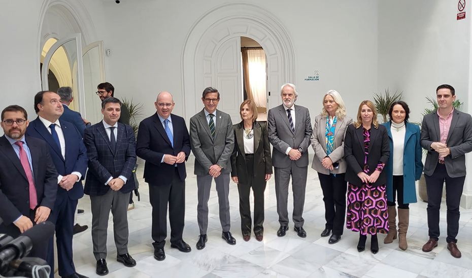 Foto de familia en la presentación de los incentivos para impulsar una industria vinculada a la aviación sostenible en Jerez de la Frontera.